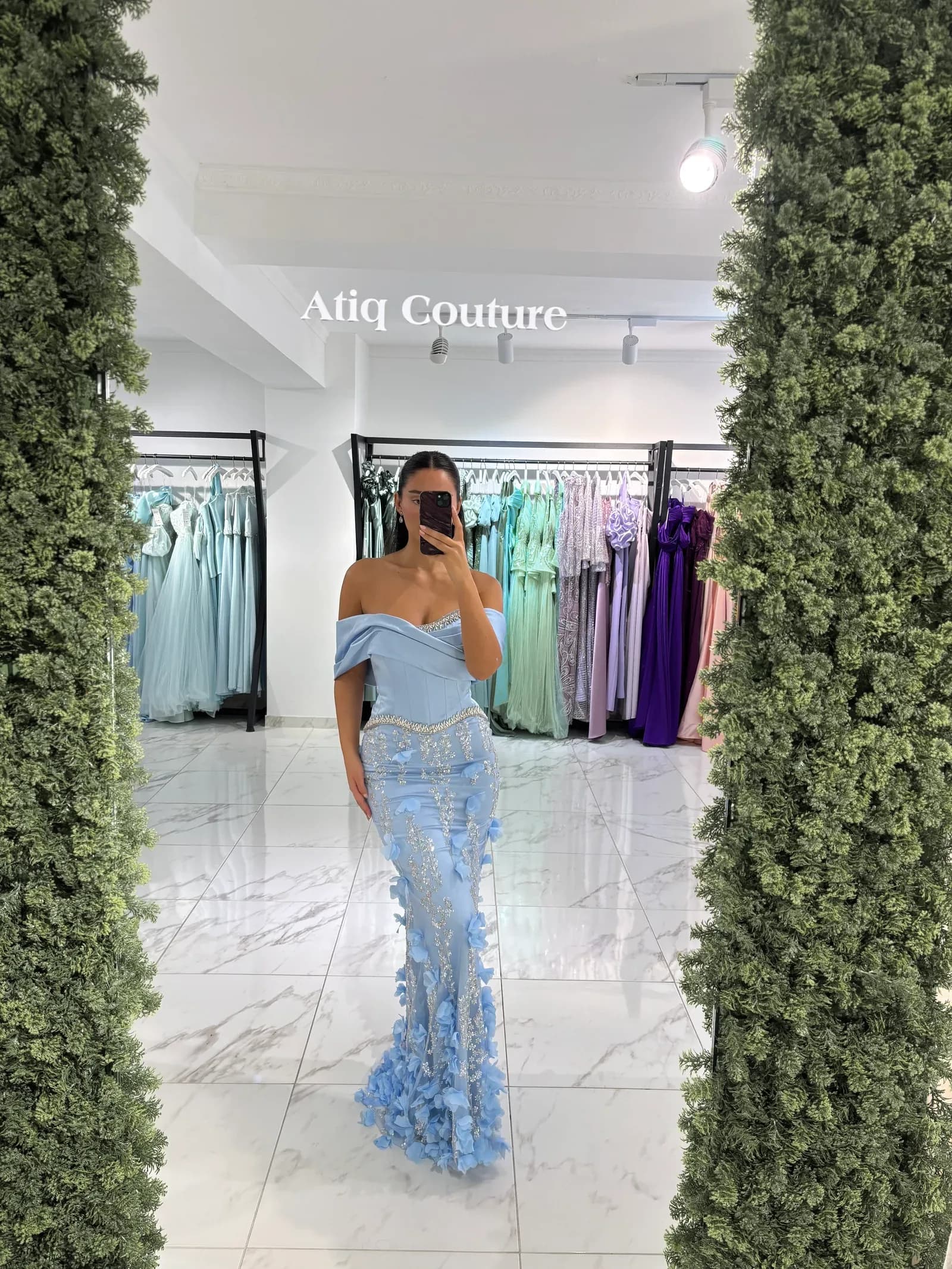 Hellblaues Abendkleid mit Spitze im Showroom