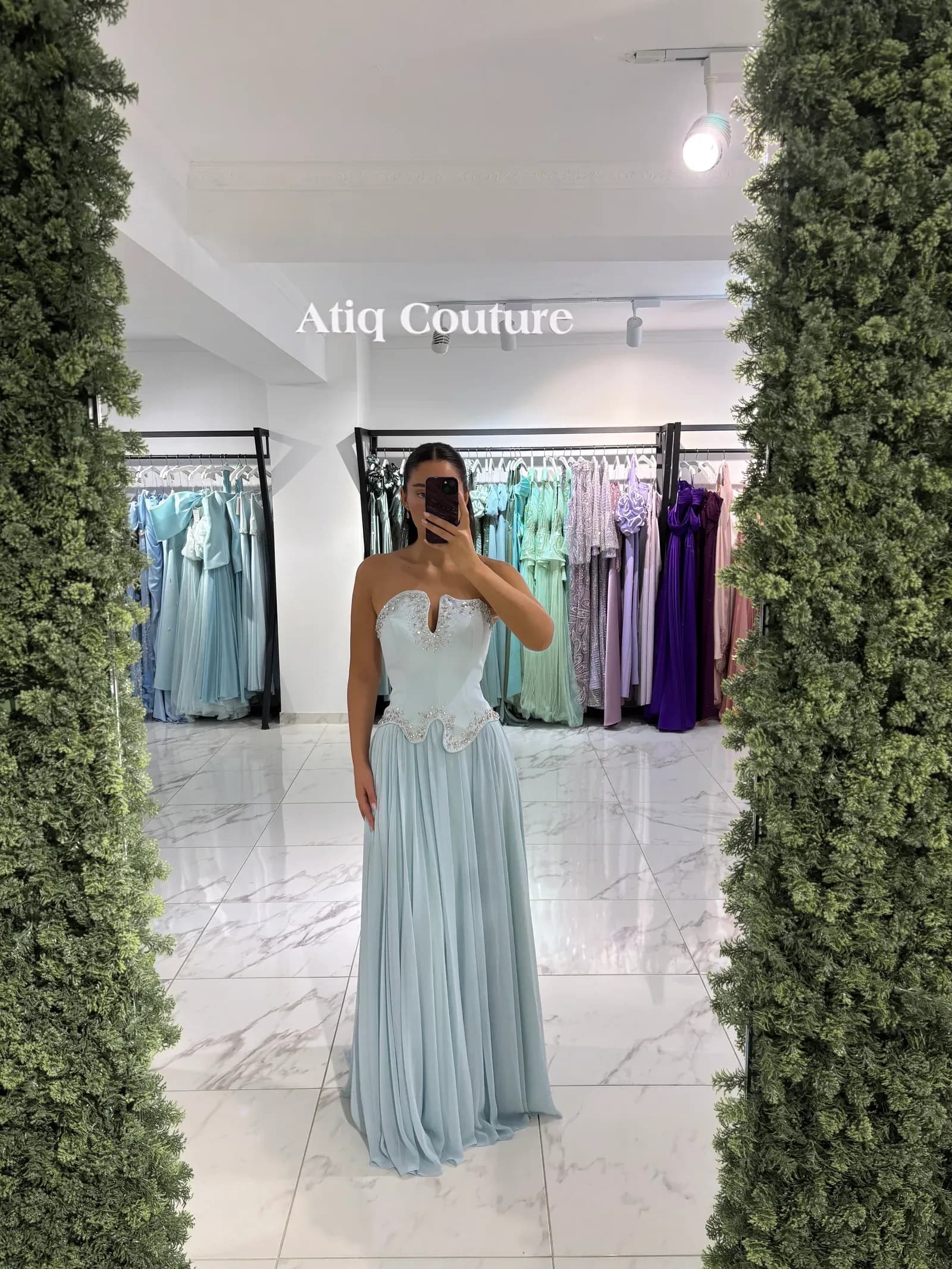 Hellblaues Abendkleid im Showroom