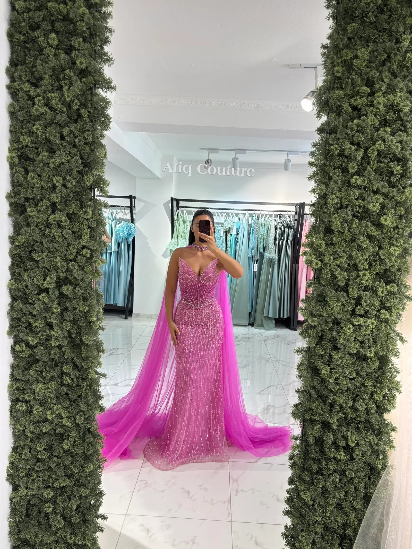 Pinkes Abendkleid mit Tüll im Showroom