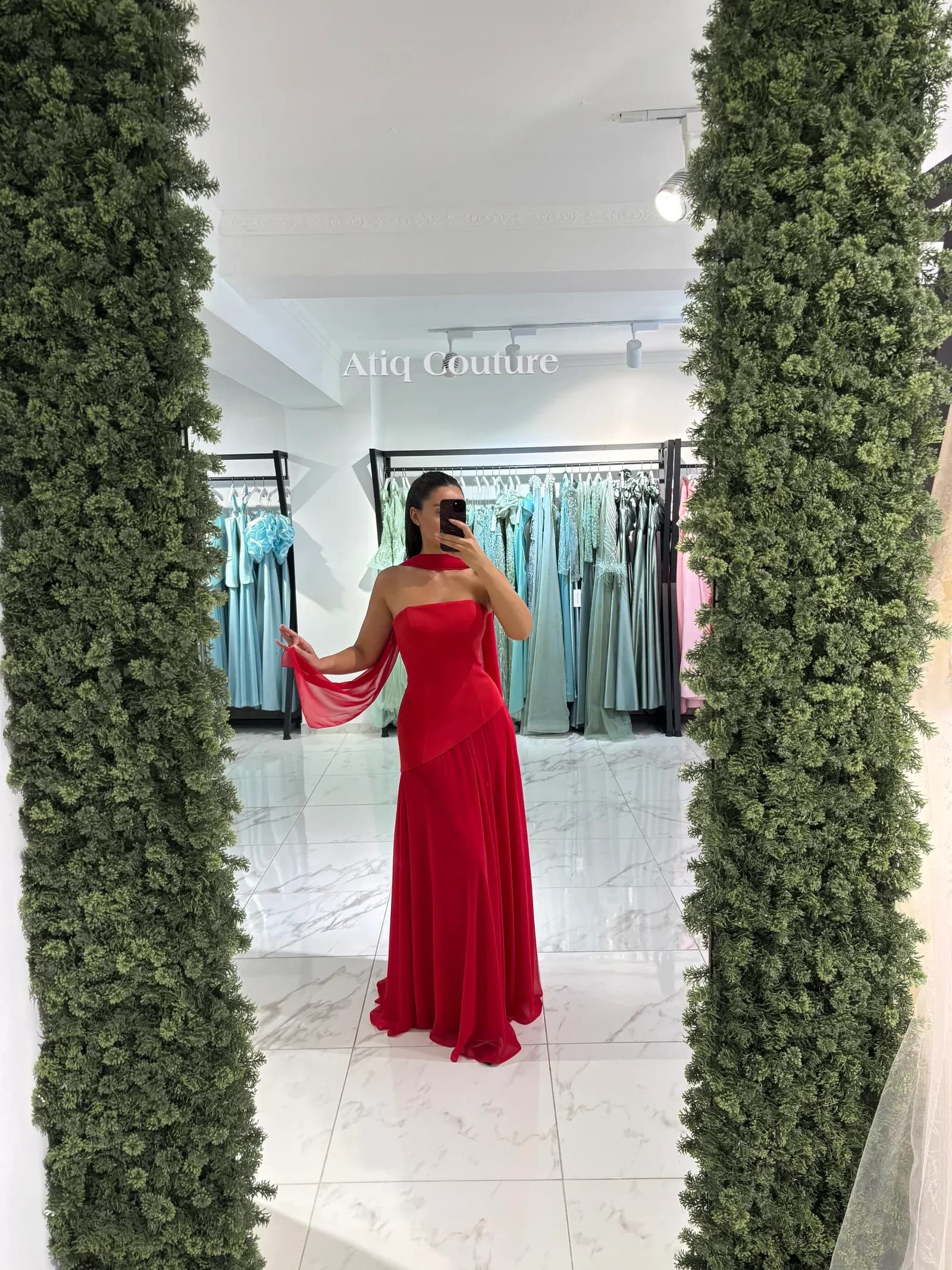 Rotes Abendkleid im Showroom von ATİQ COUTURE